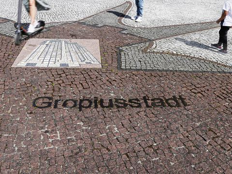 Schriftzug Gropiusstadt im Boden eingepflastert