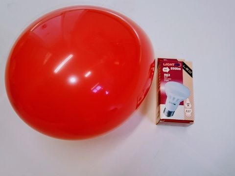 Eine Sparlampe und ein roter Luftballon