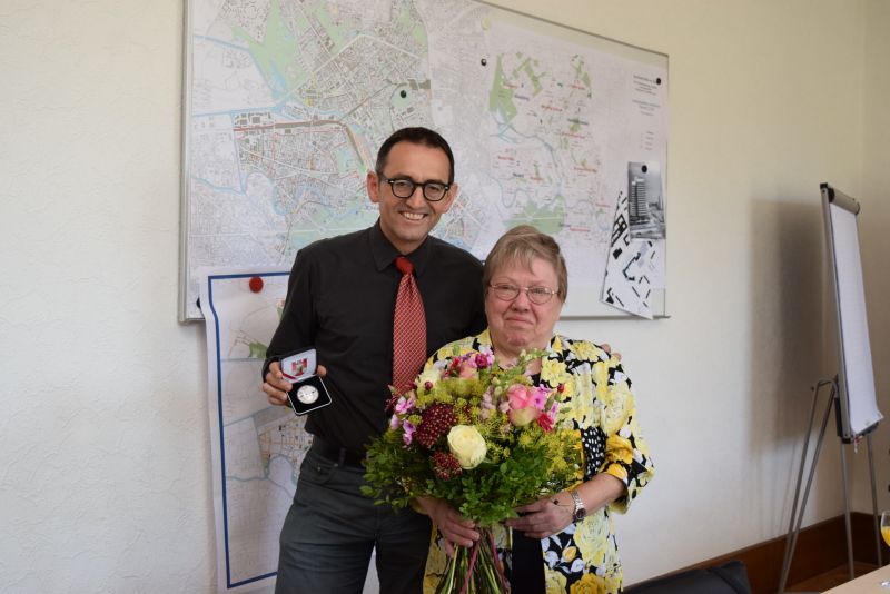 Bezirksbürgermeister Stephan von Dassel verleiht die Bezirksverdienstmedaille 2018 an Anica Valentin