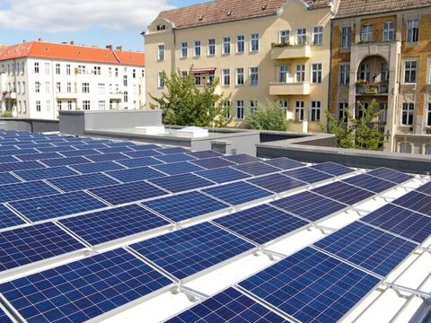 Dach von energieeffizientem Supermarkt mit Solarpanels