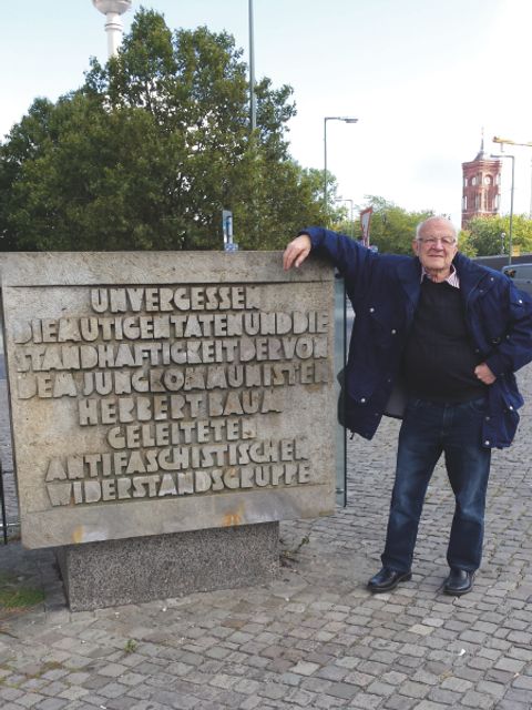 George Dreyfus am Gedenkstein für die Herbert-Baum-Gruppe im Berliner Lustgarten, 2017