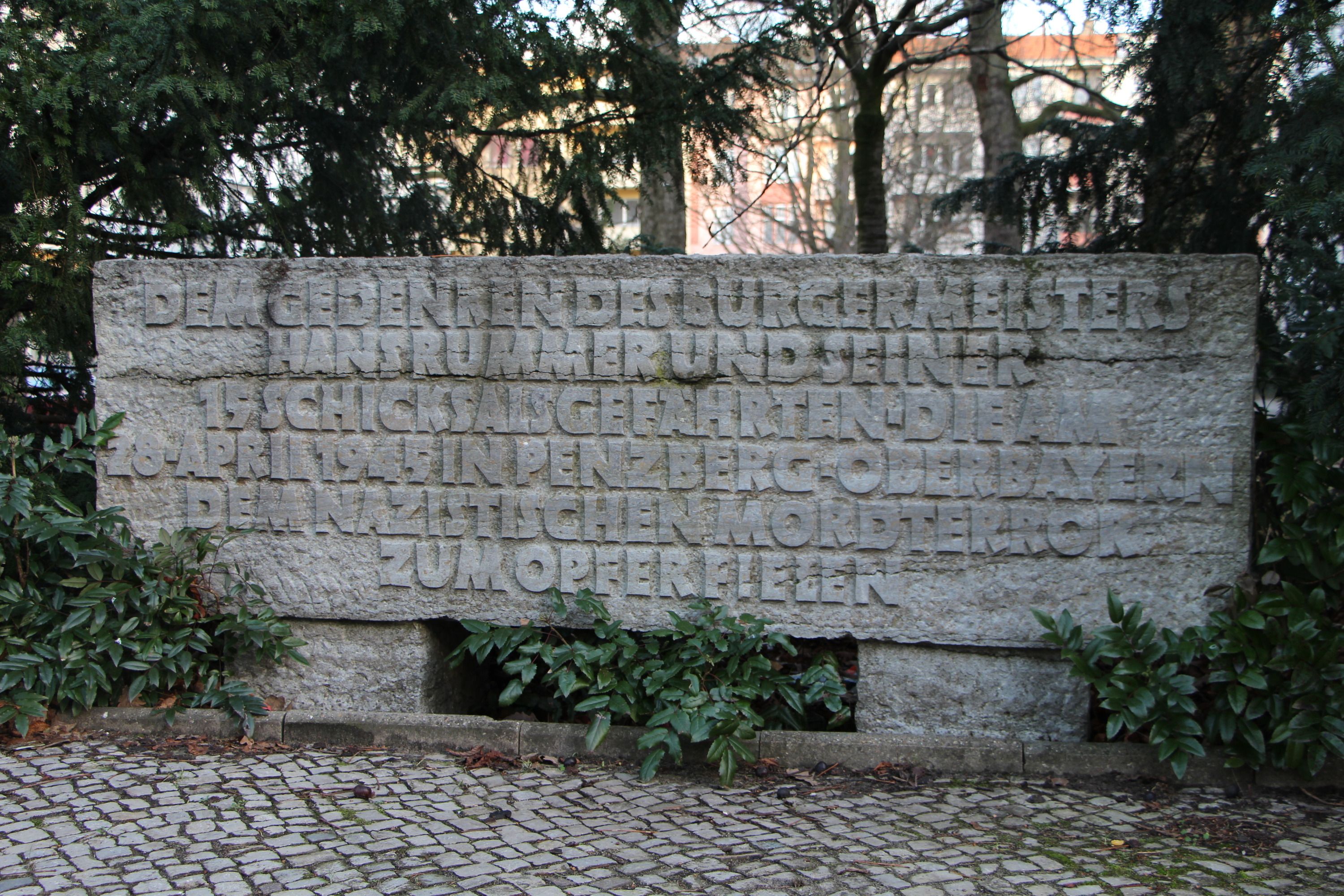 Bildvergrößerung: Ein Gedenkstein erinnert an die "Penzberger Mordnacht"