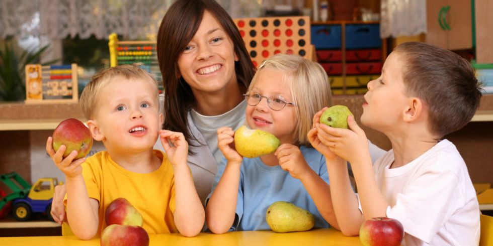 drei Kinder essen Obst