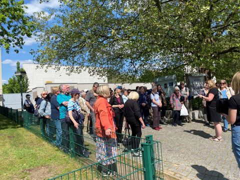 Besucher des Kiezspaziergangs vor der Gedenkkirche Maria Regina Martyrum