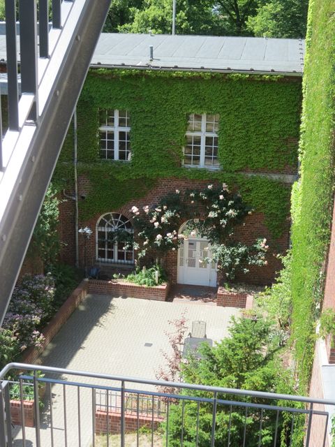 Gartenseite des Hauptgebäudes der Volkshochschule Steglitz-Zehlendorf 