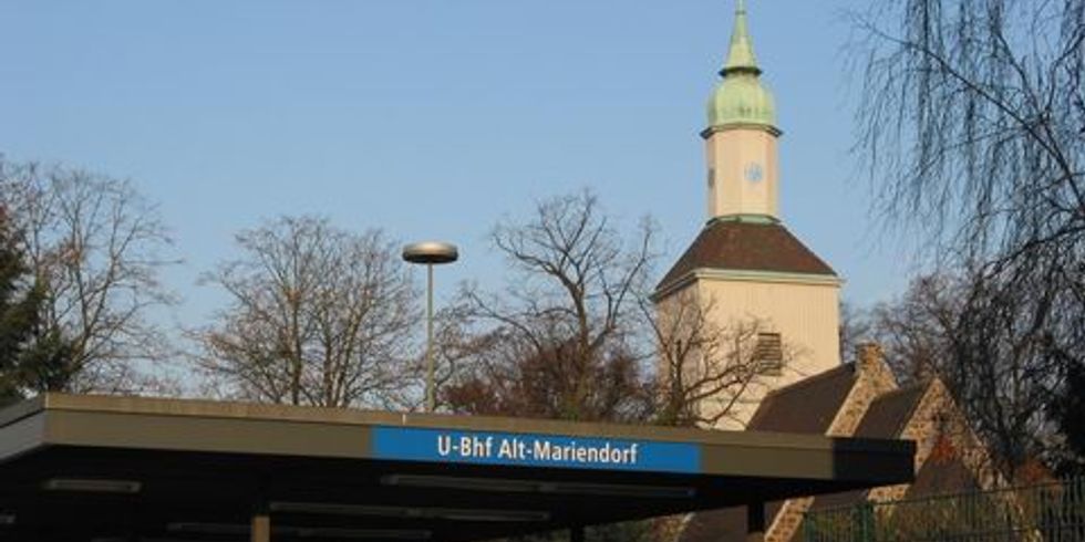 U-Bahnhof Alt-Mariendorf mit Dorfkirche