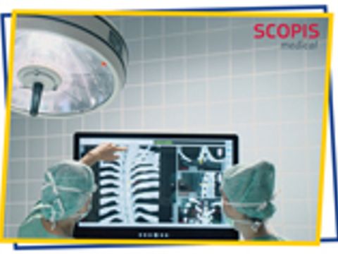 Chirurgen mit digitalem Röntgenbild