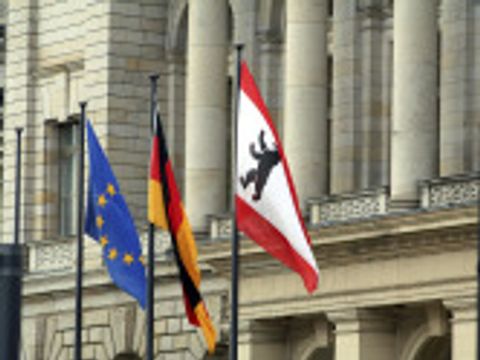 Flaggen vor Berliner Abgeordnetenhaus