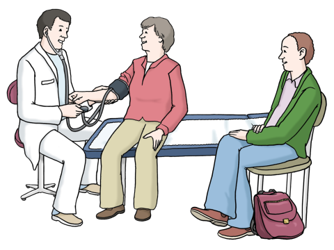 Ein Arzt misst den Blutdruck bei einer älteren Patientin und ein Begleiter sitzt daneben