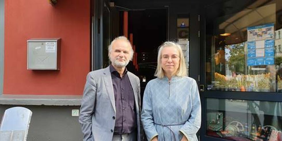 Das Foto zeigt den Akkordeon-Spieler Tobias Morgenstern und Danuta Schmidt (Autorin und Journalistin).