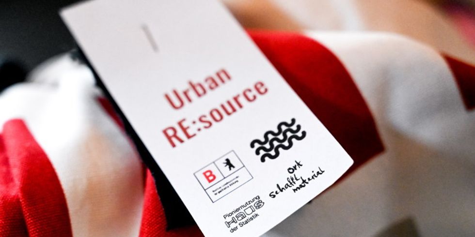Buntes Textil mit Etikett "Urban-RE-source"