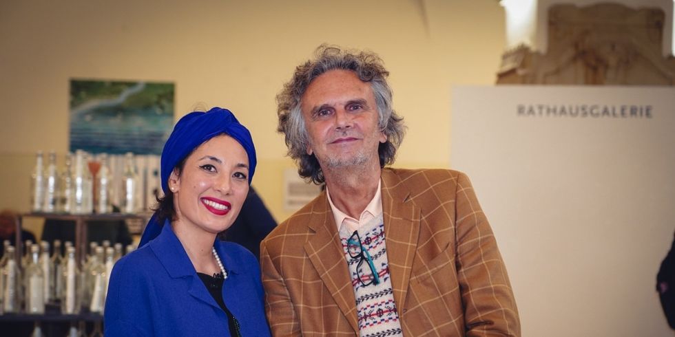 Künstlerin Tainá Guedes und Umweltstadtrat Oliver Schruoffeneger bei der Ausstellungseröffnung im Rathaus Charlottenburg 2023