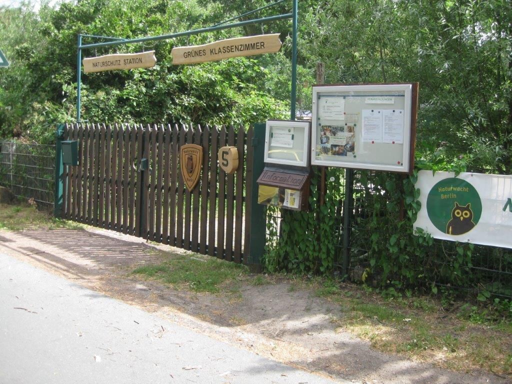 Eingang der Naturschutzstation Marienfelde