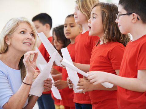 Chorleiterin probt mit Grundschulkindern