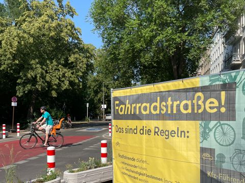 Was gilt in Fahrradstraßen? - Der Banner erklärt es 