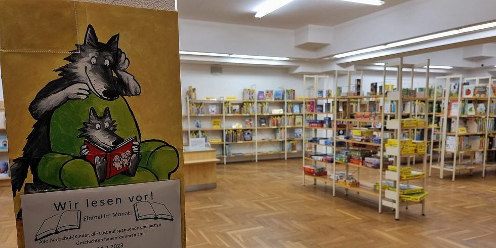 Aufsteller 'Wir lesen vor' in der Bezirkszentralbibliothek 'Mark Twain' mit Lesesaal