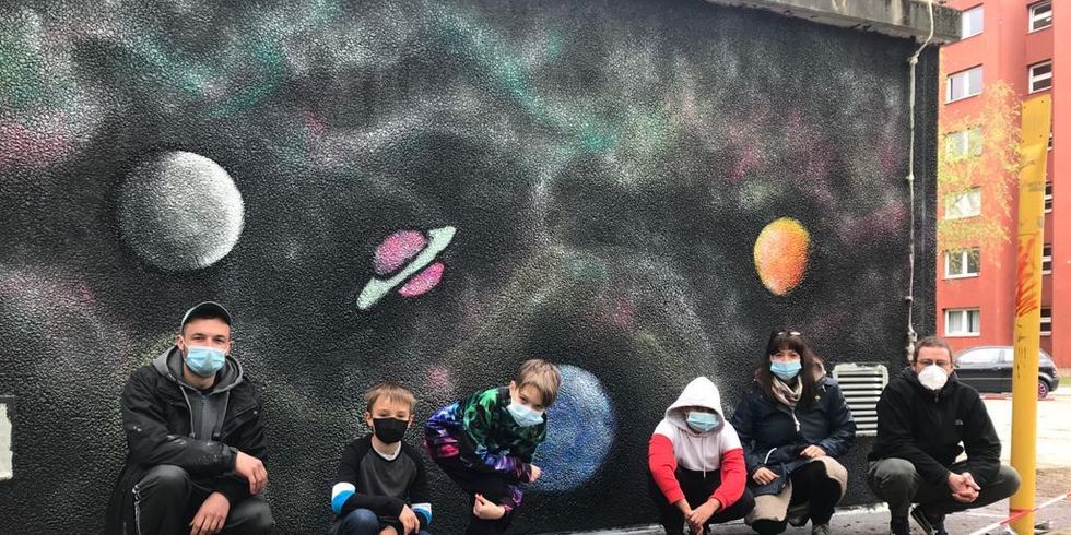 Jugendliche zeigen ihr Grafitti-Projekt - Grundschule Lankwitz