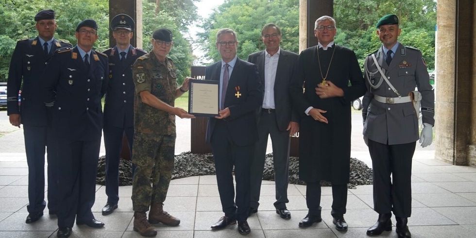 Die Verleihung des Ehrenkreuzes der Bundeswehr in Gold an Reinhard Naumann mit General Uchtmann, dem evangelischen Militärbischof Dr. Felmberg, einer Abordnung der 5. Kompanie und Naumanns Ehemann. 