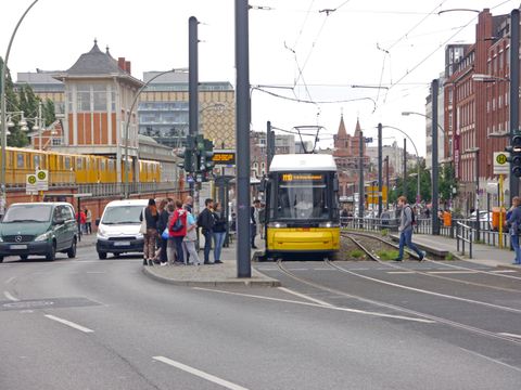 Flexity-Tram an der Endhaltestelle der M10 am S+U Warschauer Straße 