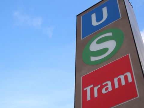 Schilder der U-Bahn und S-Bahn sowie der Tram