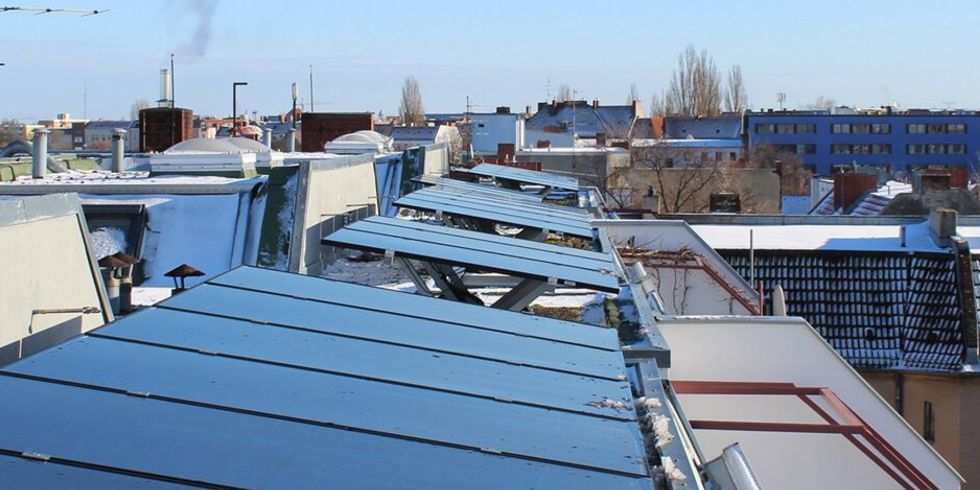 Ausblick über die Stadt, Solarpanels auf Dach eines Hauses im Ritterlandweg
