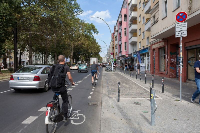 Warcshauer Straße nach dem Umbau, Fahrradstreifen und Ladezone für Gewerbetreibende