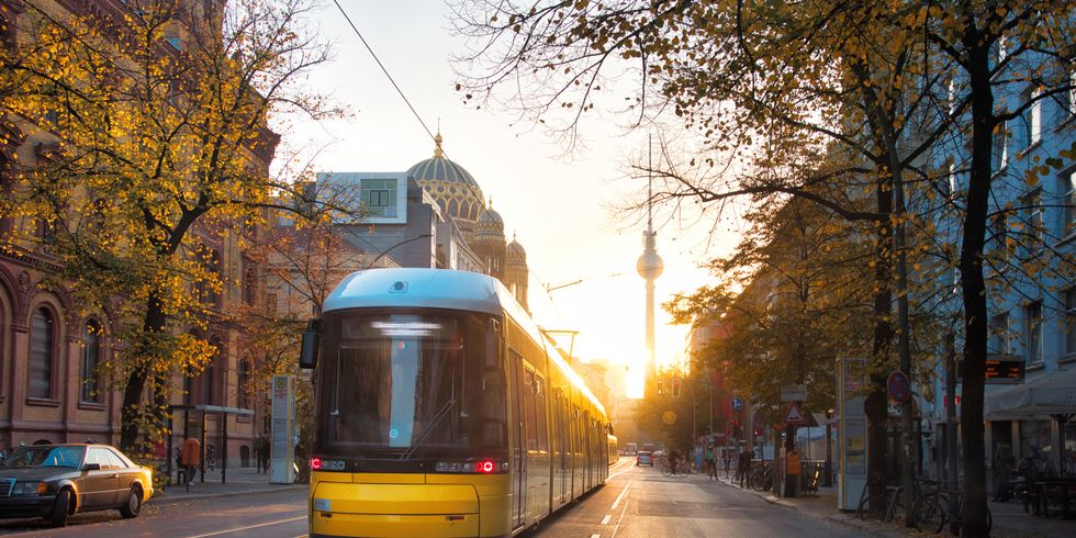 Straßenbahn in der Berliner Oranienburger Strasse in der Morgensonne