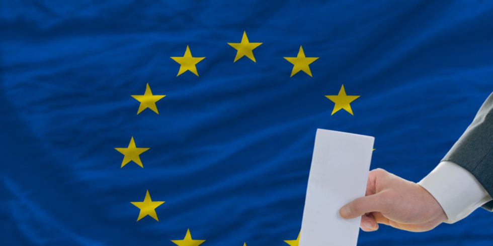 Stimmzettel zur Europawahl wird in Wahlurne gesteckt