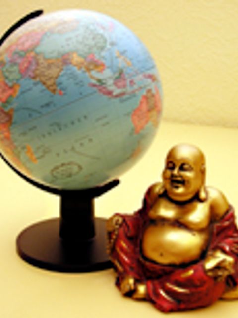 Globus und Buddha nebeneinander
