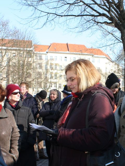Bildvergrößerung: Bezirksbürgermeisterin Angelika Schöttler berichtet über das Leben von Annedore und Julius Leber