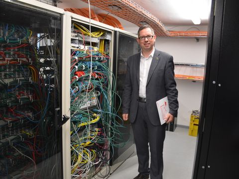 Bildvergrößerung: Herr Igel eröffnet das neue Notstromaggregat in Adlershof