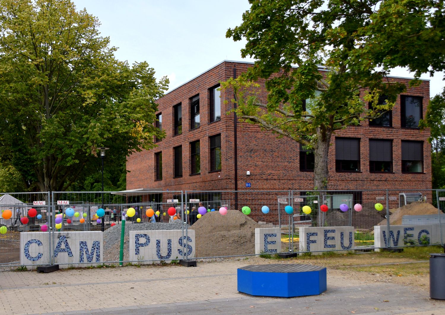 Bildvergrößerung: Campus Efeuweg Baustelle mit Eingangsmosaik
