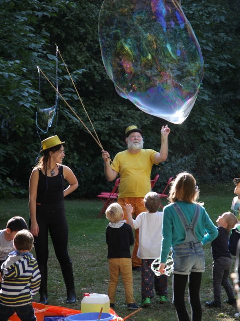 Auch beim Sommerfest am Kleistpark dabei: Riesenseifenblasen