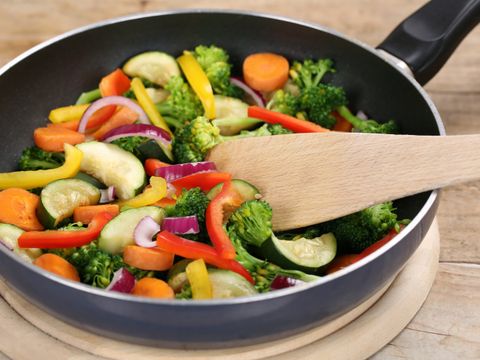 Bildvergrößerung: Essen zubereiten und braten Gemüse in der Pfanne