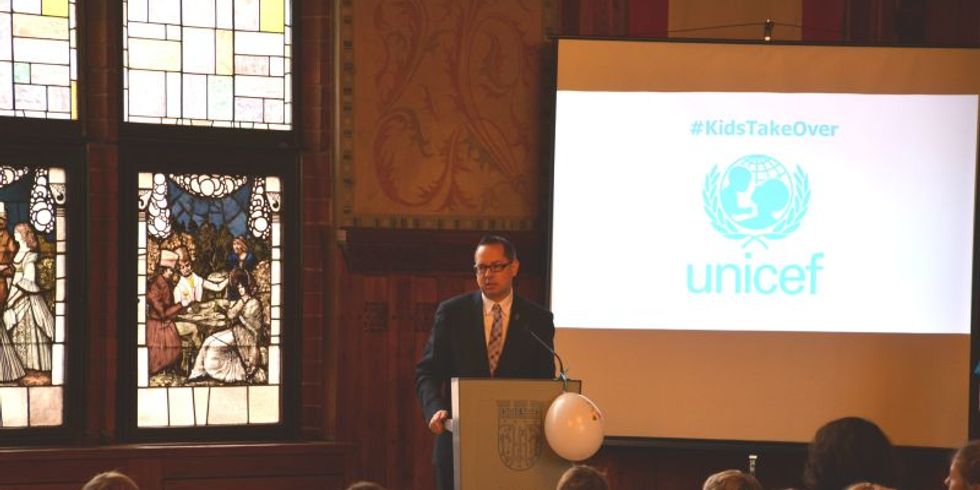 Bezirksbürgermeister Igel hält ein Grußwort bei der Unicef Veranstaltung 2018