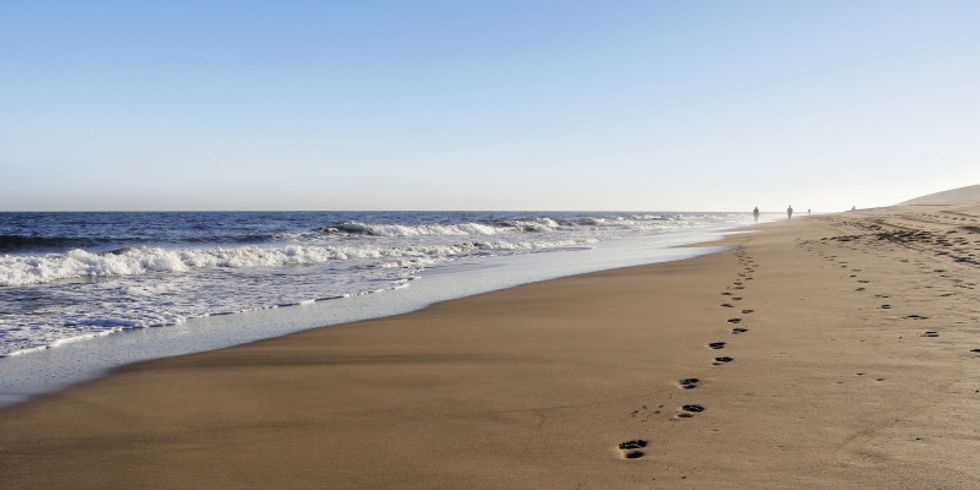 Fußabdrücke im Sand am Strand
