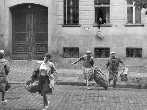 Enlarge photo: Flucht an der Bernauer Straße am 17. August 1961