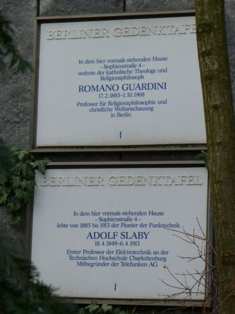 Gedenktafeln für Romano Guardini und Adolf Slaby an der Rückseite des Architekturgebäudes der TU, Straße des 17. Juni 144, Foto: KHMM