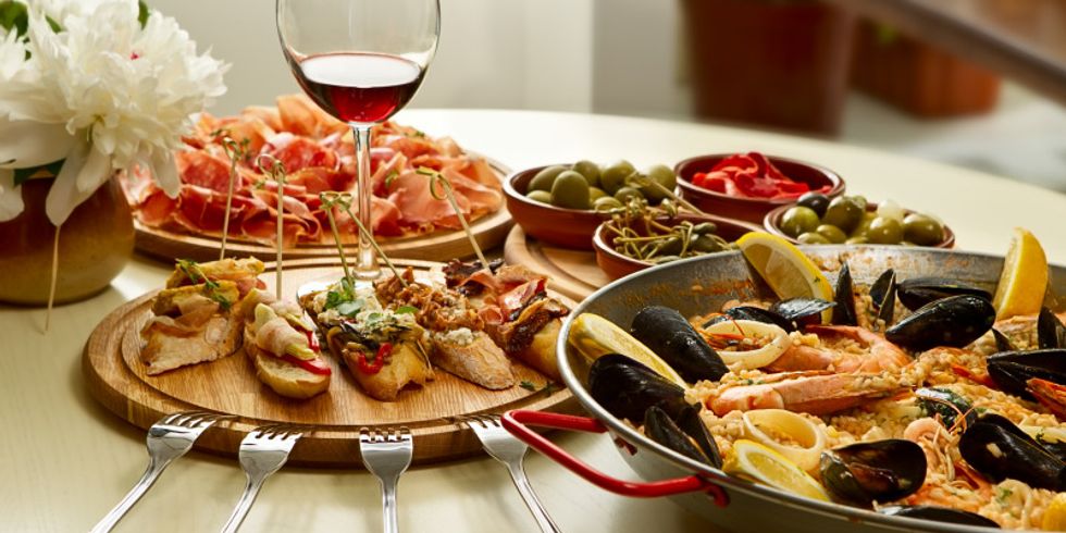 Spanische Paella-Abendessen am Tisch 