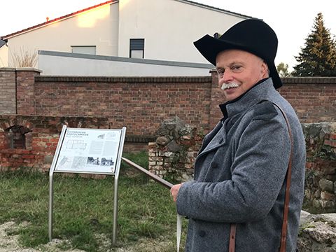 Stefan Hückler vor der denkmalgeschützten Ruine derehemaligen Dorfschmiede in Alt-Karow