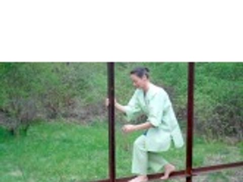 Bildvergrößerung: Hier sehen Sie eine Dame in einem grünen Anzug auf einem Stahlteil laufen