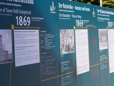 Die Geschichte des Roten Rathauses in einer Ausstellung auf dem Bauzaun