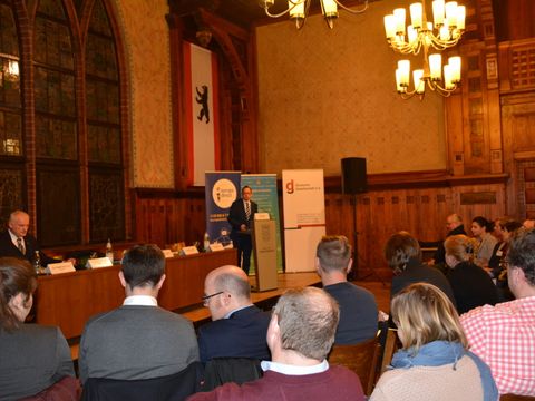 Bildvergrößerung: Bezirksbürgermeister Oliver Igel hält eine Rede zur Podiumsdiskussion Europa Kontrovers