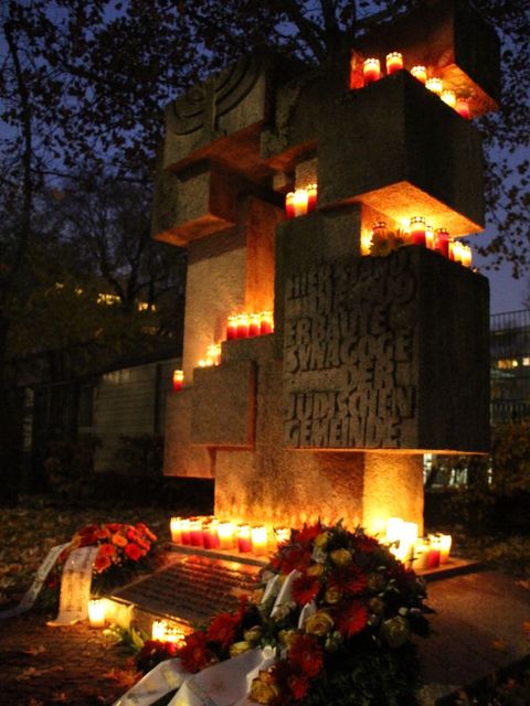 Bildvergrößerung: Denkmal mit vielen Kerzen in der Dämmerung