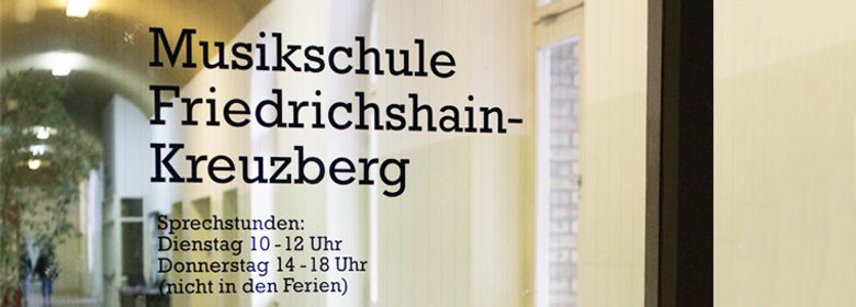 Glastür mit Schriftzug "Musikschule Friedrichshain-Kreuzberg" und Sprechstunden