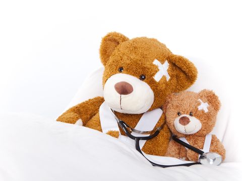 zwei Teddys im Krankenbett