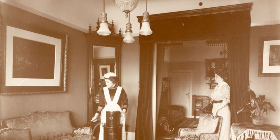 Dienstmädchen unter Aufsicht der Hausfrau, Berlin um 1900. Die Fotografie zeigt eine Hausfrau und ein Dienstmädchen. Der Hausfrau oblag die Repräsentation des bürgerlichen Haushalts nach außen - dazu gehörte die Beschäftigung von Personal.
