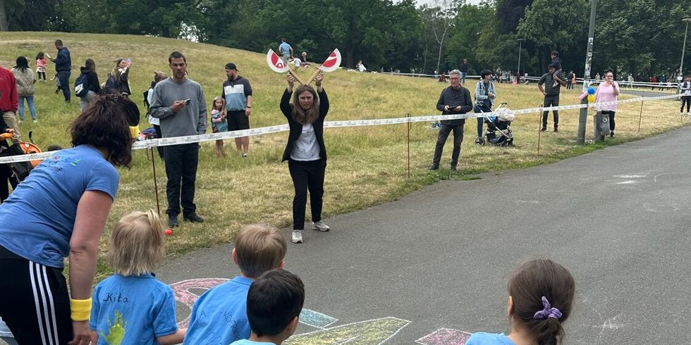 Bezirksbürgermeisterin Clara Herrmann gibt das Startsignal beim Bambini-Lauf