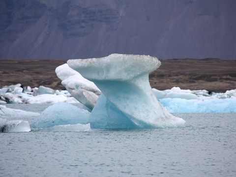 Eisberg auf Gletschersee