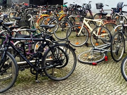 Fahrräder an Fahrradständern